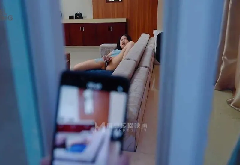 đột nhập đụ em nhà bên đang thủ dâm