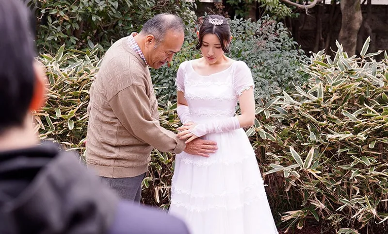 ông xã quá yếu, vợ dù yêu nhưng vẫn thường nện với bố chồng đến có thai